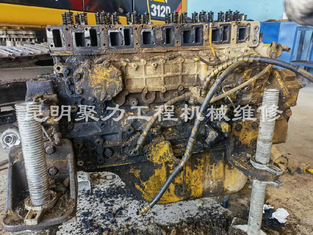 卡特挖掘機發(fā)動(dòng)機維修.jpg